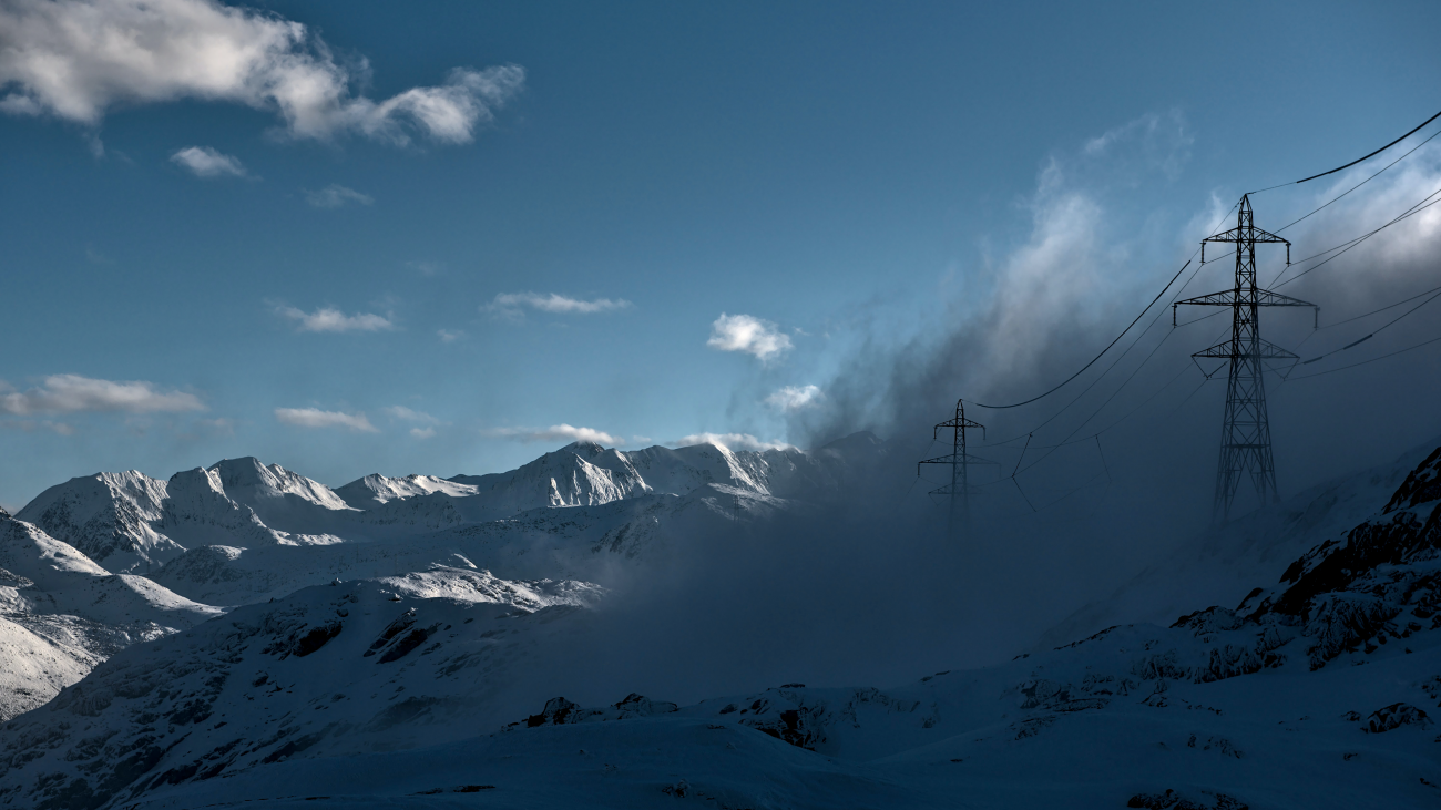 un pylône électrique dans les Alpes 